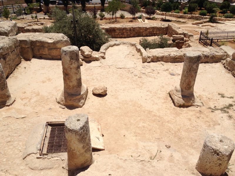 A clearly defined Mihrab from above. It appears the tomb was older than the Islamic mosque which was built above it some time after 89 AH, when the Mihrab was first used in Medina.