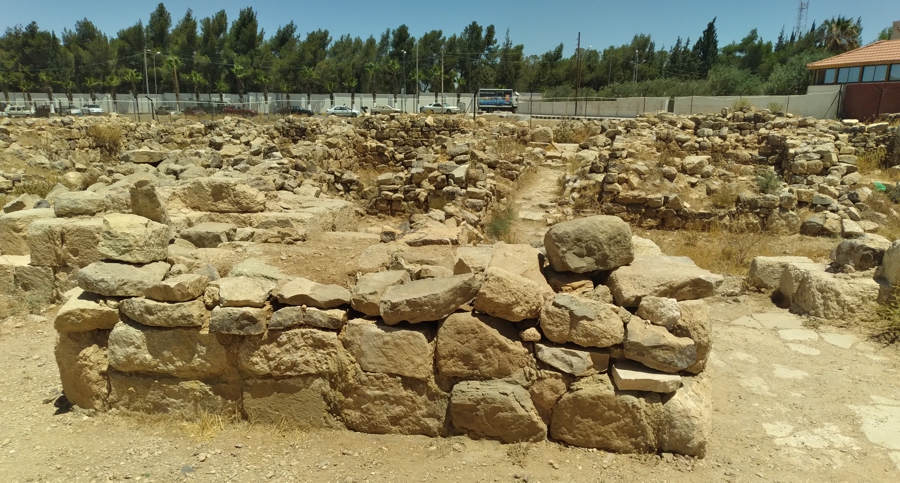 The grave is located in the center of the small Qasr.