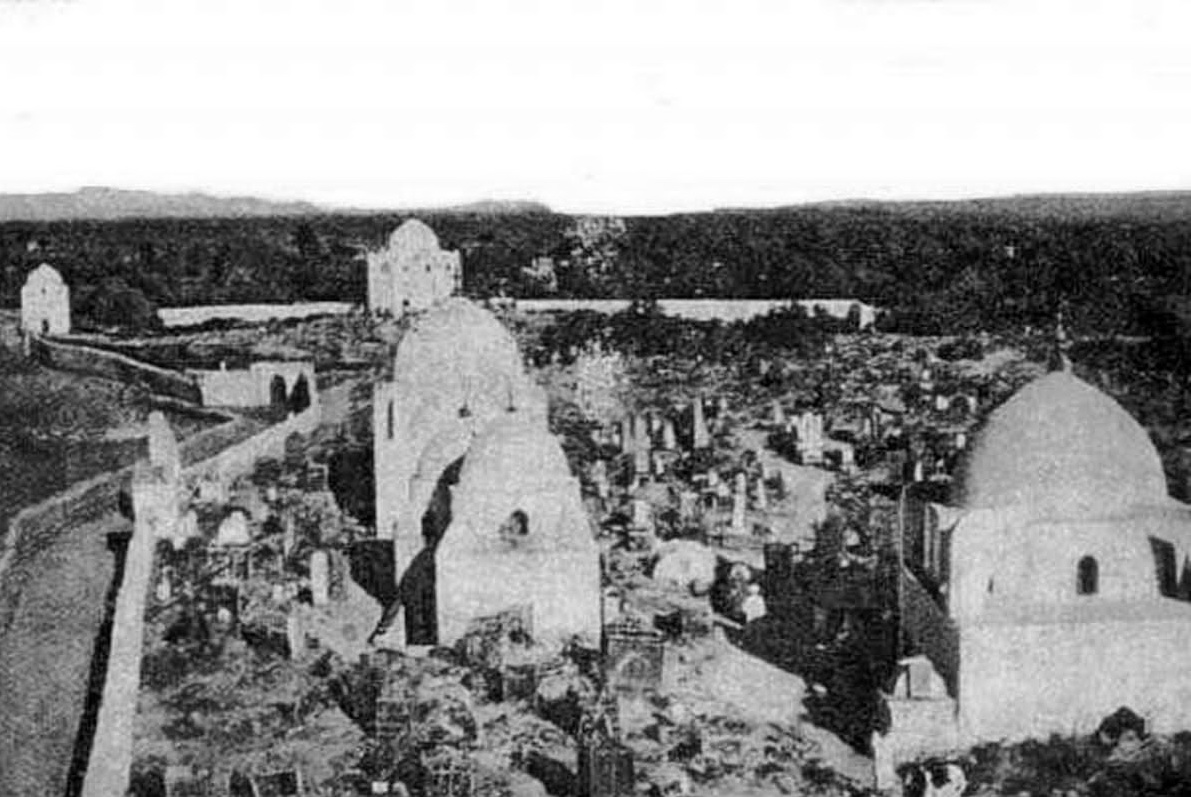 The old al-Baqi graveyard before the demolition and renovations in 1926. 