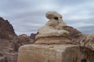 The top of this Jinn Rock is very weathered, like a hunchbacked person. Dan Gibson has wondered if this was the location of صَلَح ٱلْحُدَيْبِيَّة where the Treaty of Hudaybiyyah was signed.